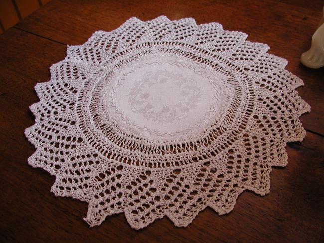 Lovely round doily in damask with knitted lace