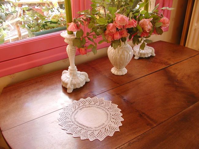 Lovely round doily in damask with knitted lace