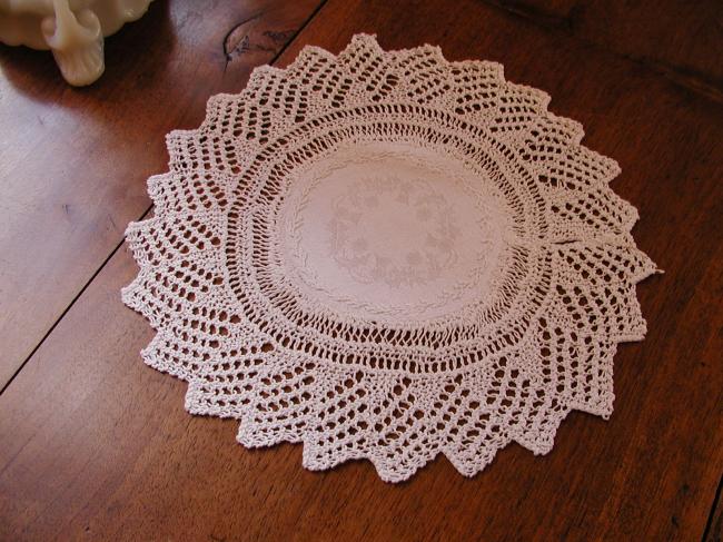 Lovely round doily in damask with knitted lace