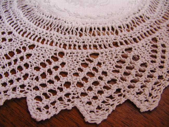 Lovely round doily in damask with knitted lace