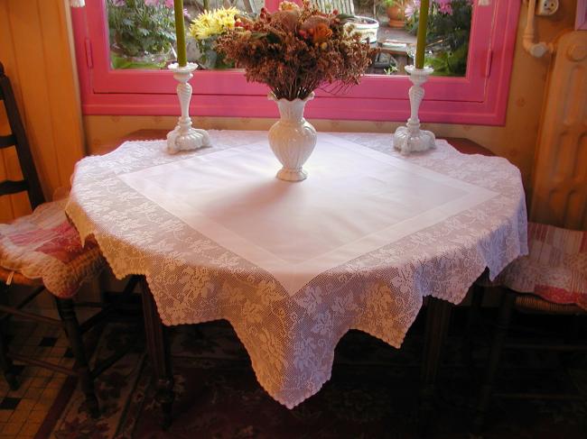 Striking tablecloth with edging in crochet lace with lots of vine leaves 1900