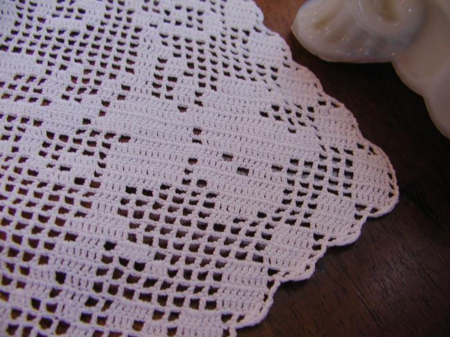 Striking tablecloth with edging in crochet lace with lots of vine leaves 1900