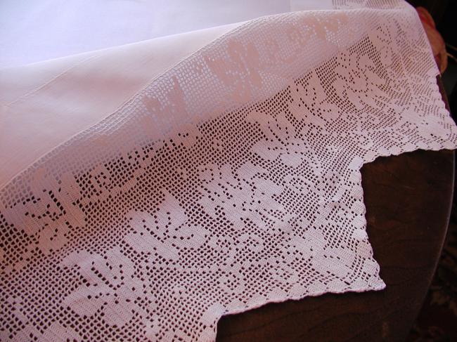 Striking tablecloth with edging in crochet lace with lots of vine leaves 1900