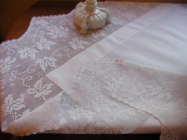 Striking tablecloth with edging in crochet lace with lots of vine leaves 1900