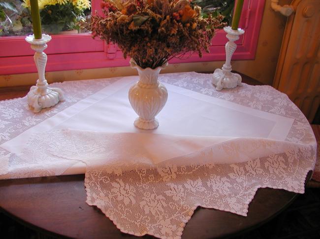 Striking tablecloth with edging in crochet lace with lots of vine leaves 1900