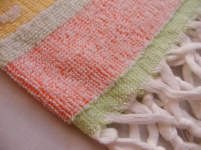 Georgeous vintage bath towels in colorful sponge with fringes (salmon)