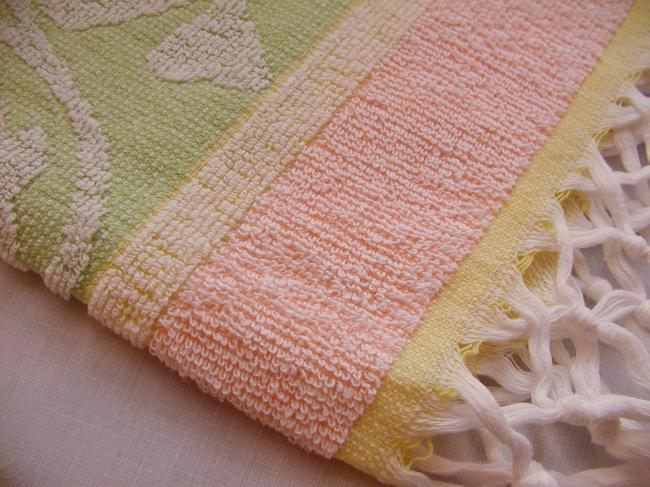 Georgeous vintage bath towels in colorful sponge with fringes (pink)