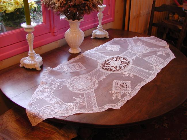 Merveilleux chemin de table en dentelle'fond de bonnet', point de Venise, filet