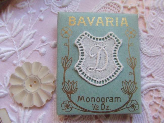 Adorable monogramme D dans un cartouche ajouré de fine batiste 1900-20