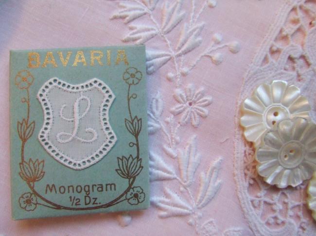 Adorable monogramme L dans un cartouche ajouré de fine batiste 1900-20