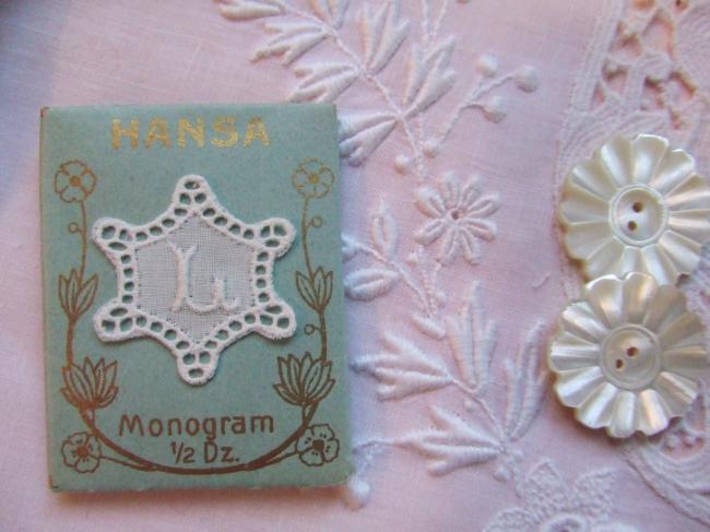 Adorable monogramme L dans un cartouche ajouré de fine batiste 1900-20