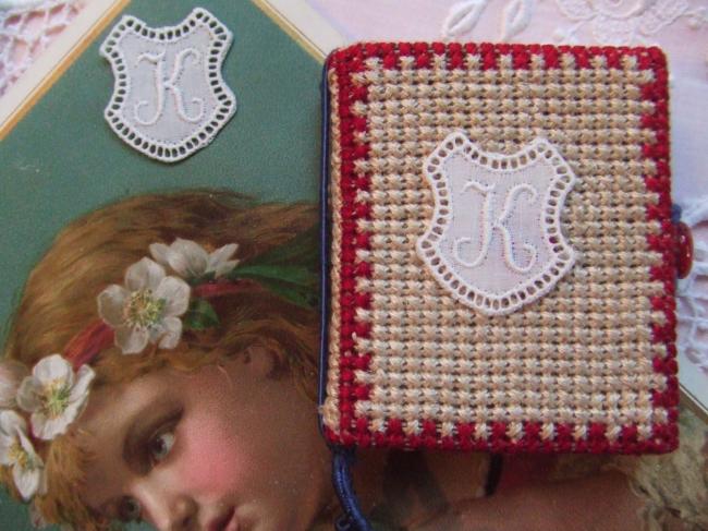 Adorable monogramme K dans un cartouche ajouré de fine batiste 1900-20