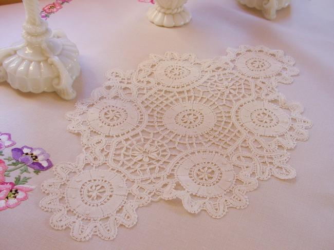 Very beautiful Cluny bobbin lace oval doily, with point d'esprit