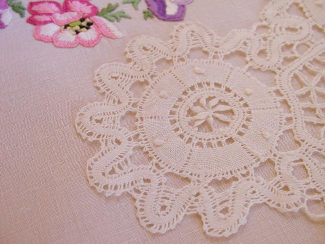 Very beautiful Cluny bobbin lace oval doily, with point d'esprit