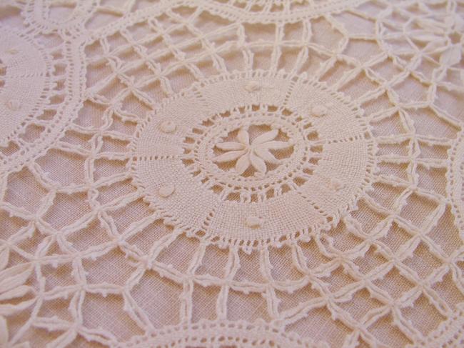 Very beautiful Cluny bobbin lace oval doily, with point d'esprit