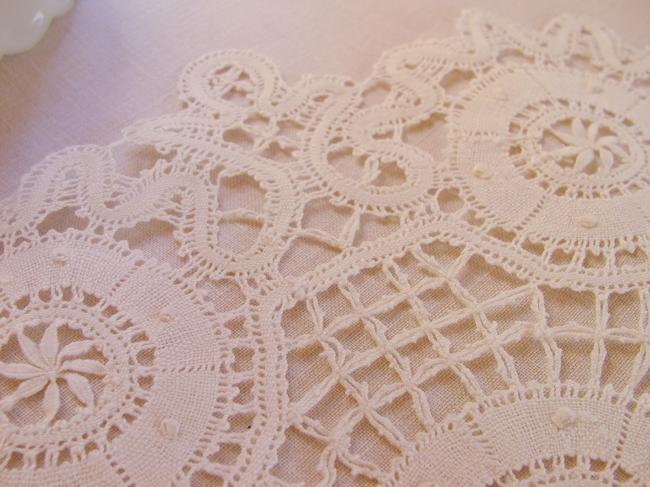 Very beautiful Cluny bobbin lace oval doily, with point d'esprit