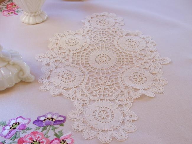 Very beautiful Cluny bobbin lace oval doily, with point d'esprit