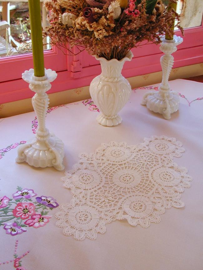 Very beautiful Cluny bobbin lace oval doily, with point d'esprit