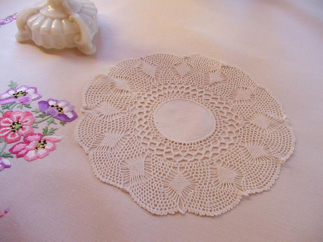 Superb round doily in damask with polka dots and crochet lace