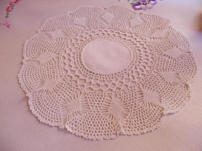 Superb round doily in damask with polka dots and crochet lace