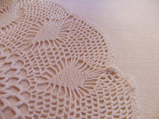 Superb round doily in damask with polka dots and crochet lace