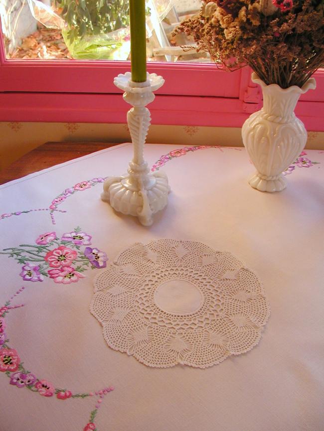 Superb round doily in damask with polka dots and crochet lace