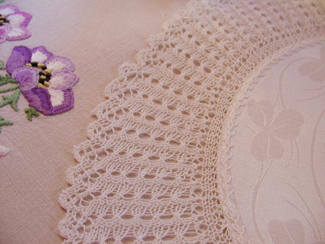 Splendid round doily in shamrocks damask with lovely knitted lace