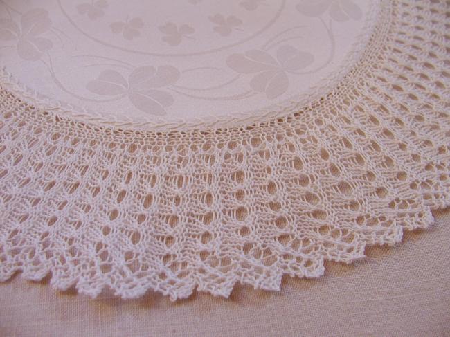 Splendid round doily in shamrocks damask with lovely knitted lace