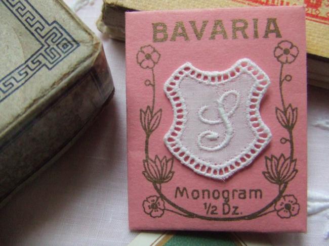 Adorable monogramme S dans un cartouche ajouré de fine batiste 1900-20