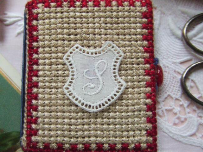 Adorable monogramme S dans un cartouche ajouré de fine batiste 1900-20