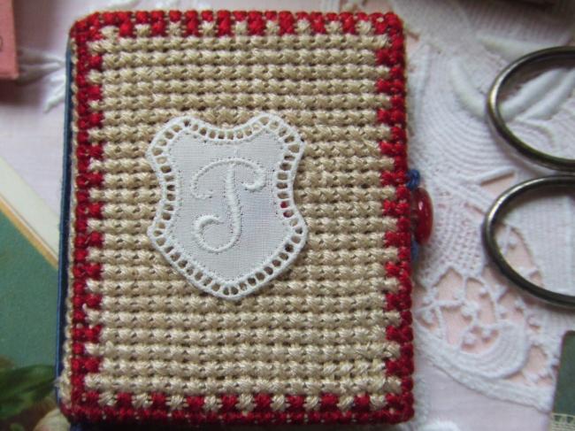 Adorable monogramme P dans un cartouche ajouré de fine batiste 1900-20