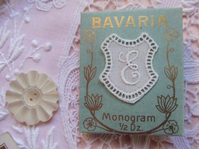 Adorable monogramme E dans un cartouche ajouré de fine batiste 1900-20