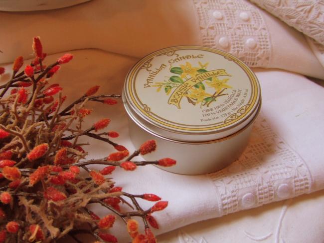 Adorable bougie parfumée à la Vanille dans une jolie boite décorée Art Nouveau