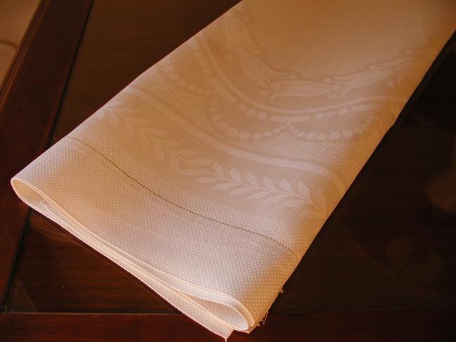 Beautiful bath towel in linen damask with lauriel, fushia and pearls pattern