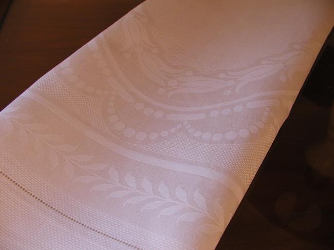 Beautiful bath towel in linen damask with lauriel, fushia and pearls pattern