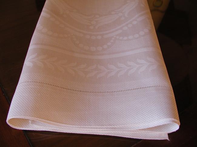 Beautiful bath towel in linen damask with lauriel, fushia and pearls pattern