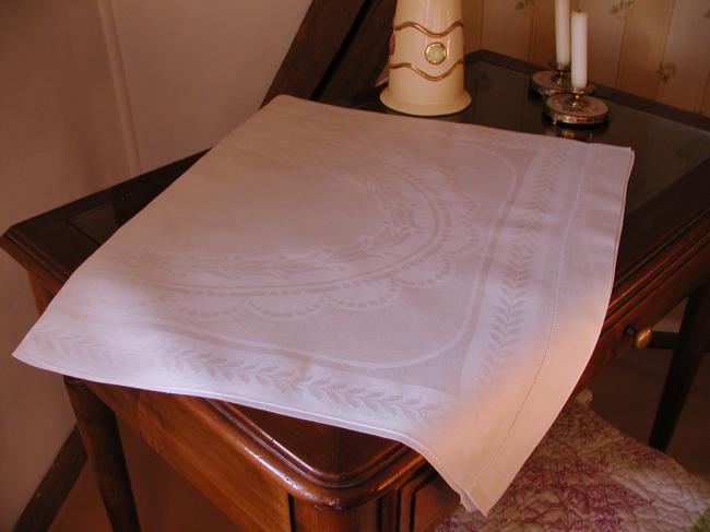 Beautiful bath towel in linen damask with lauriel, fushia and pearls pattern