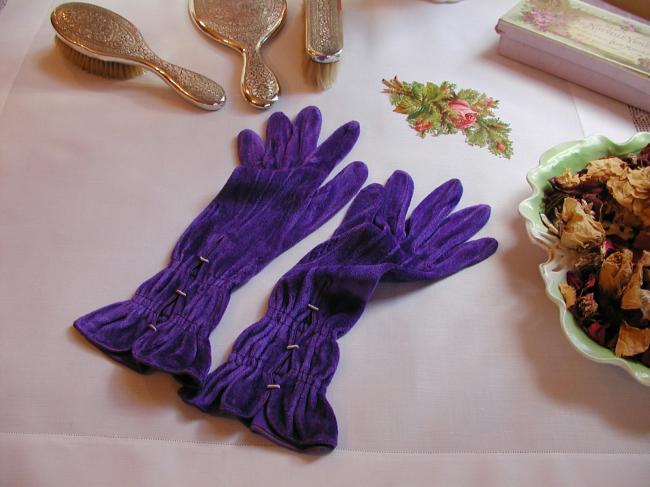 Superb pair of gloves in velvet , purple color, circa 1950