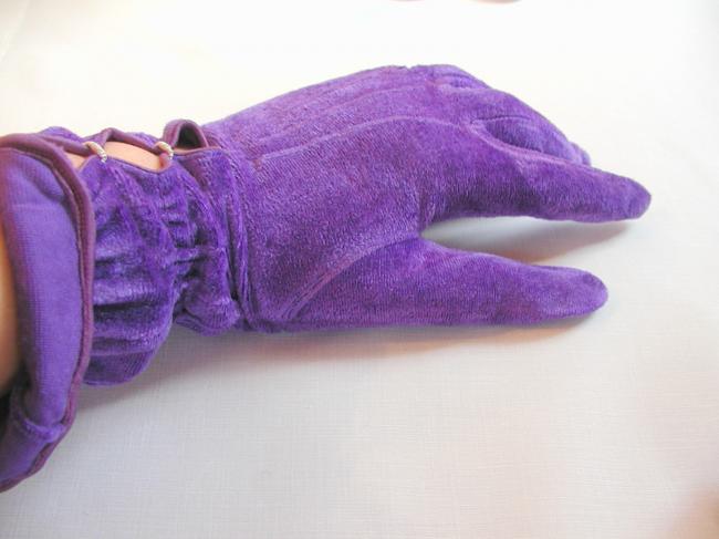 Superb pair of gloves in velvet , purple color, circa 1950