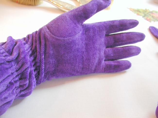 Superb pair of gloves in velvet , purple color, circa 1950