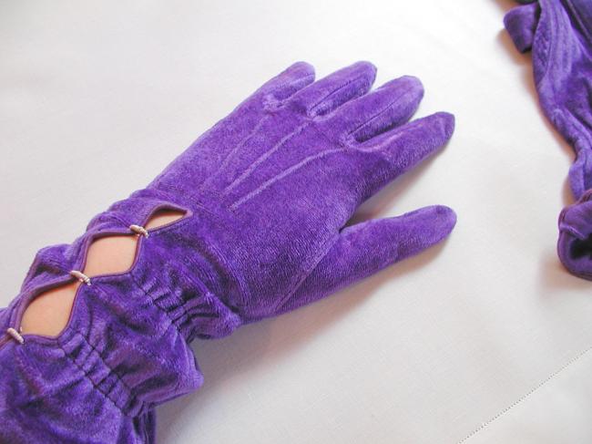 Superb pair of gloves in velvet , purple color, circa 1950