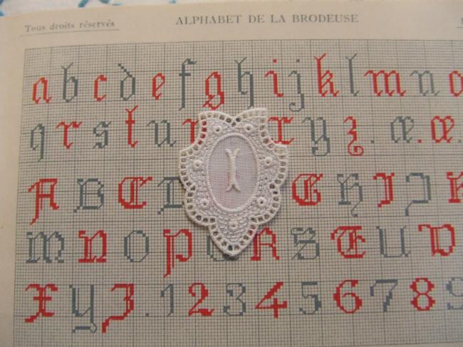 Merveilleux monogramme I dans un cartouche ajouré en fine batiste 1900-20