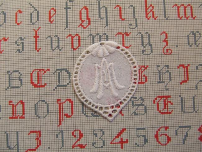 Adorable monogramme AM ou MA dans un cartouche ajouré en fine batiste 1900-20