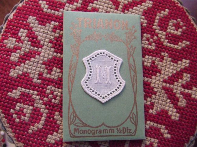 Adorable monogramme M dans un cartouche ajouré en fine batiste 1900-20