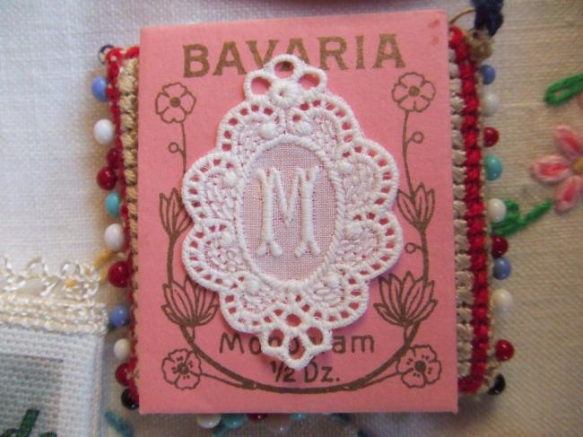 Superbe monogramme M dans un cartouche ajouré en fine batiste 1900-20