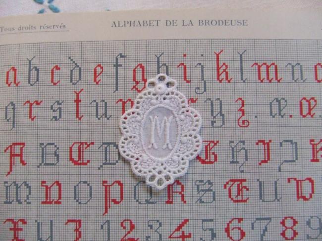 Superbe monogramme M dans un cartouche ajouré en fine batiste 1900-20