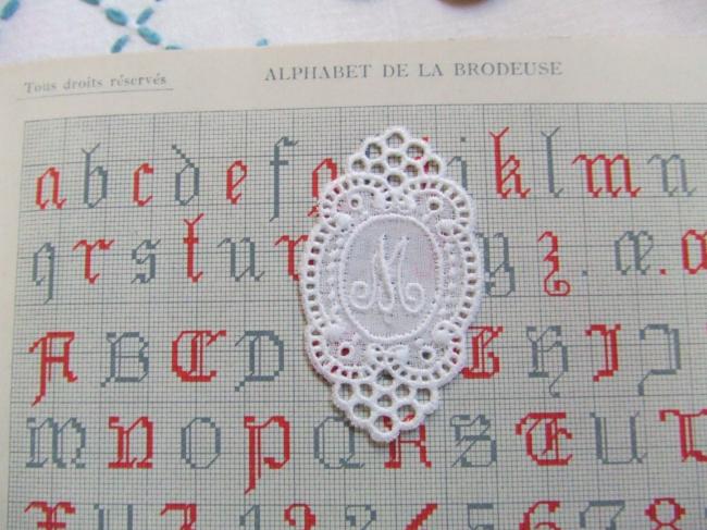 Superbe monogramme M dans un cartouche ajouré en fine batiste 1900-20