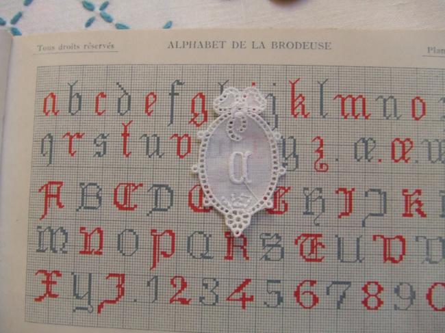 Merveilleux monogramme D dans un cartouche ajouré en fine batiste 1900-20