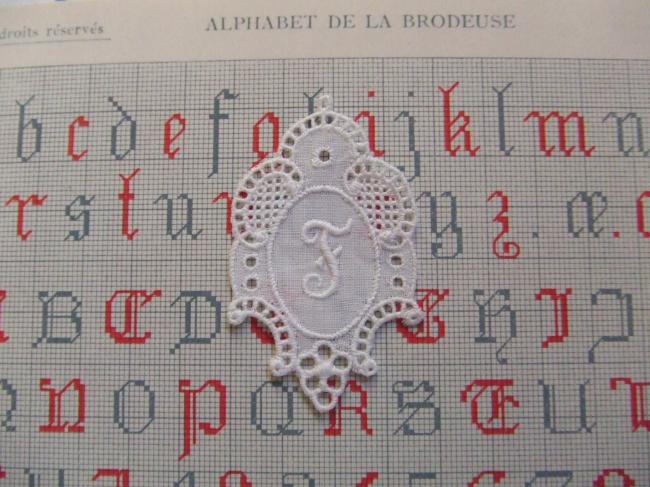 Splendide monogramme F dans un cartouche ajouré en fine batiste 1900-20