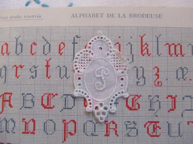 Fantastique monogramme P dans un cartouche ajouré en fine batiste 1900-20